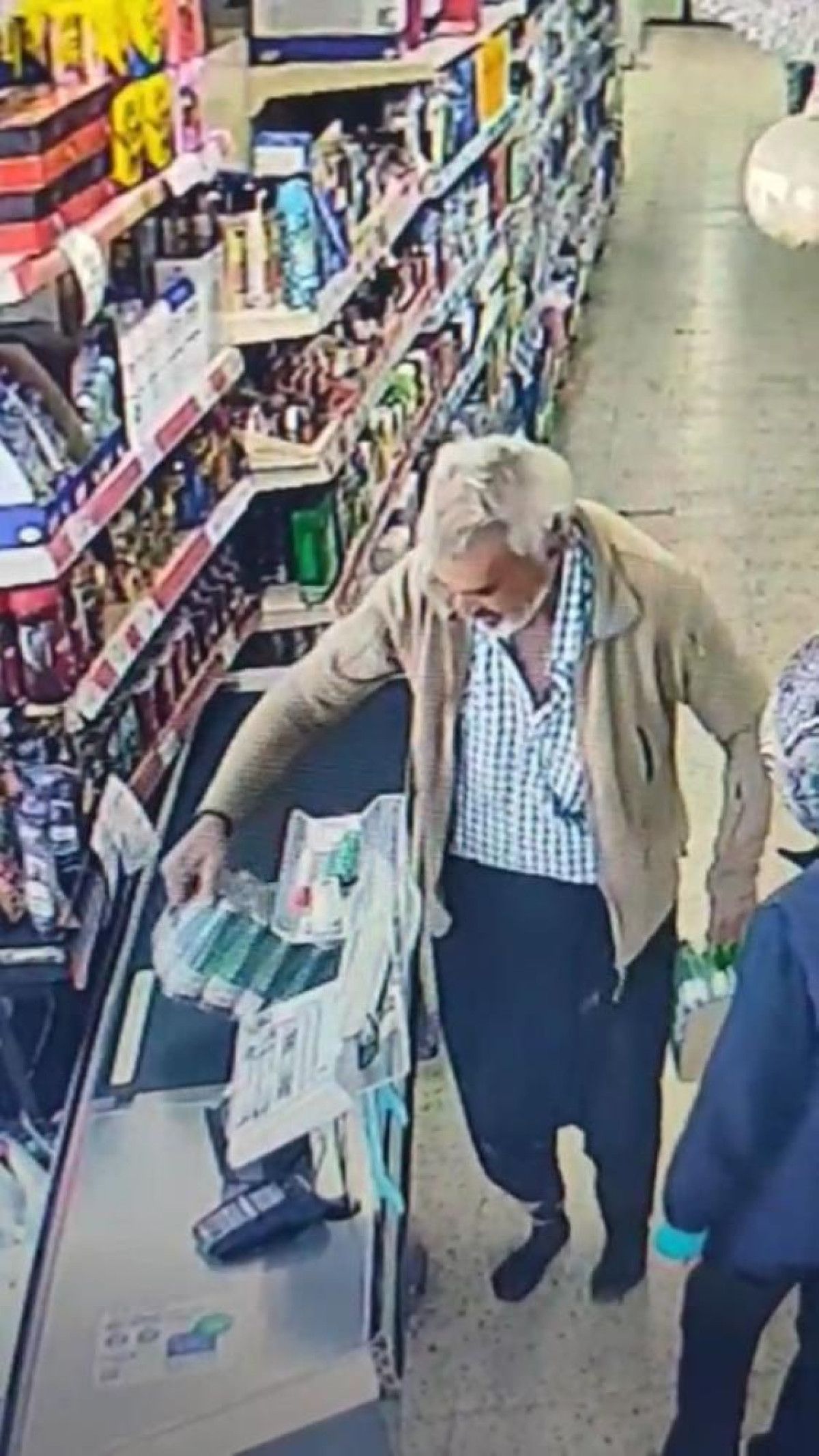 Ayakkabı Çamuru ve Çorapla Market Girişi: Anlık Tepkiler Sosyal Medyada Gündem Oldu