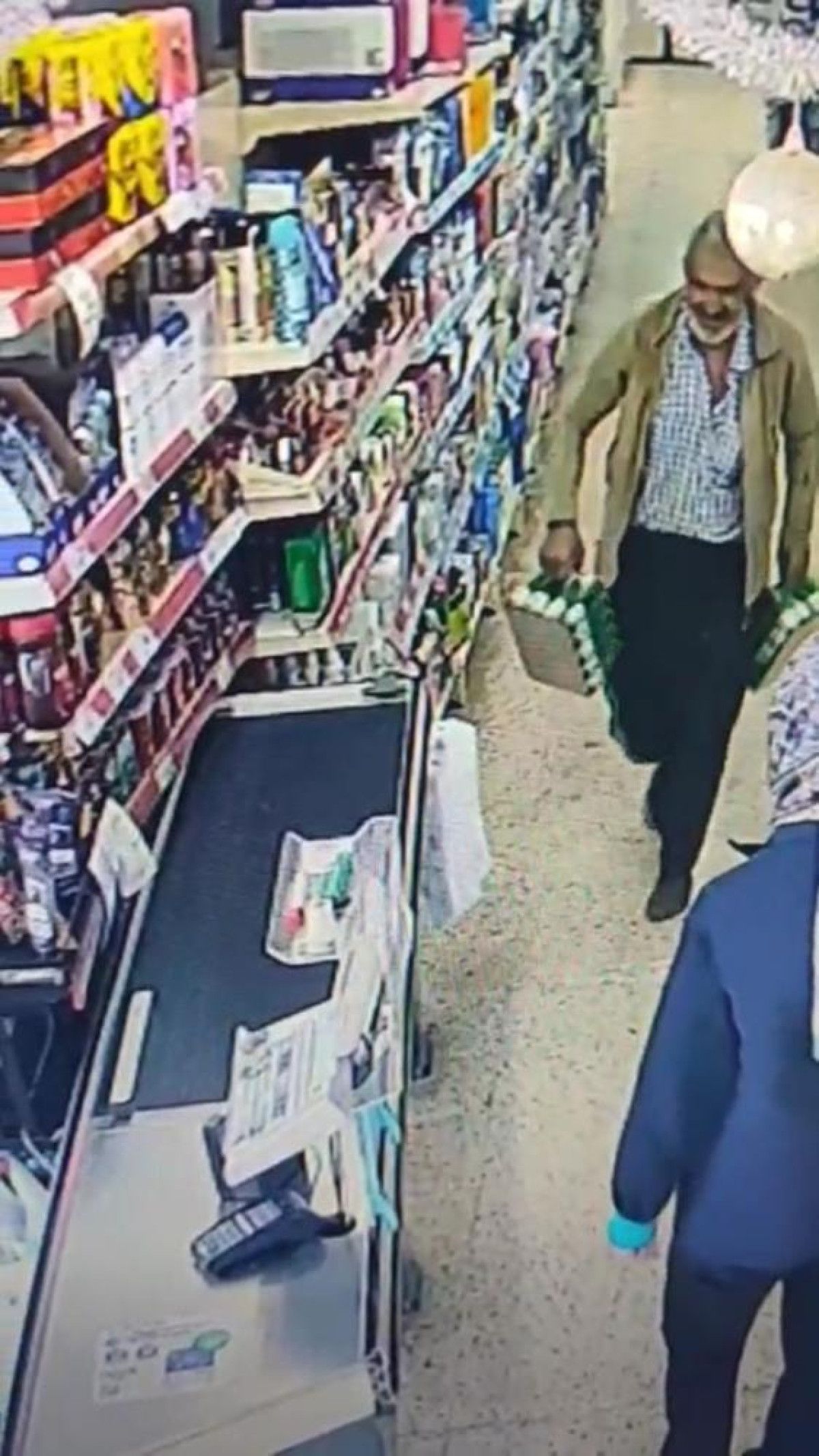 Ayakkabı Çamuru ve Çorapla Market Girişi: Anlık Tepkiler Sosyal Medyada Gündem Oldu