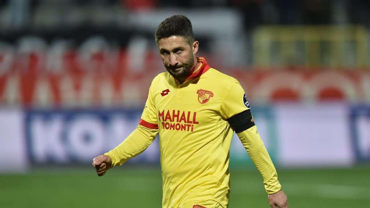 Sabri Sarıoğlu futbola geri dönüyor