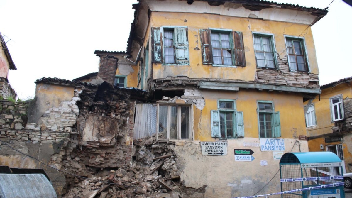 Aydın’da iki katlı tarihi ev depremde kısmen yıkıldı