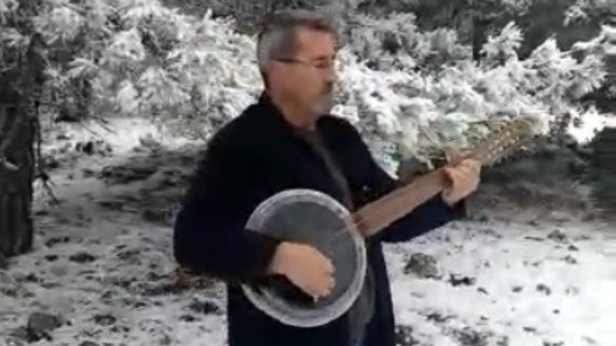 Muğla’da kar yağışını cümbüş çalarak şarkıyla karşıladılar