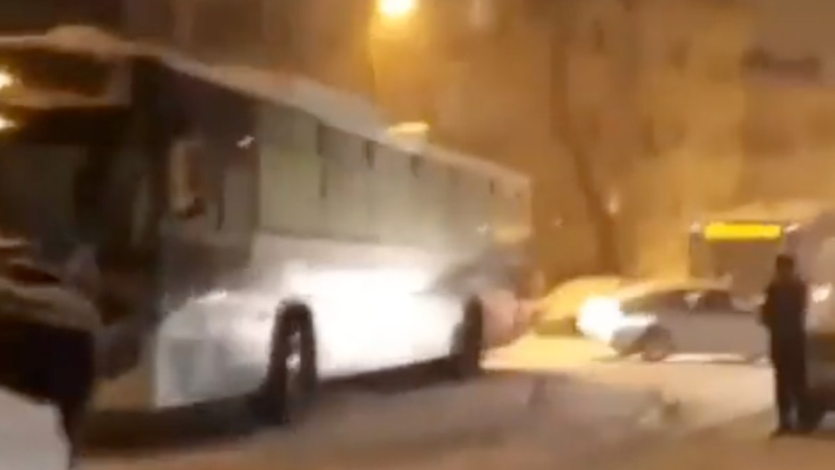 Ankara’da kar bastırdı: Vatandaş seferber oldu