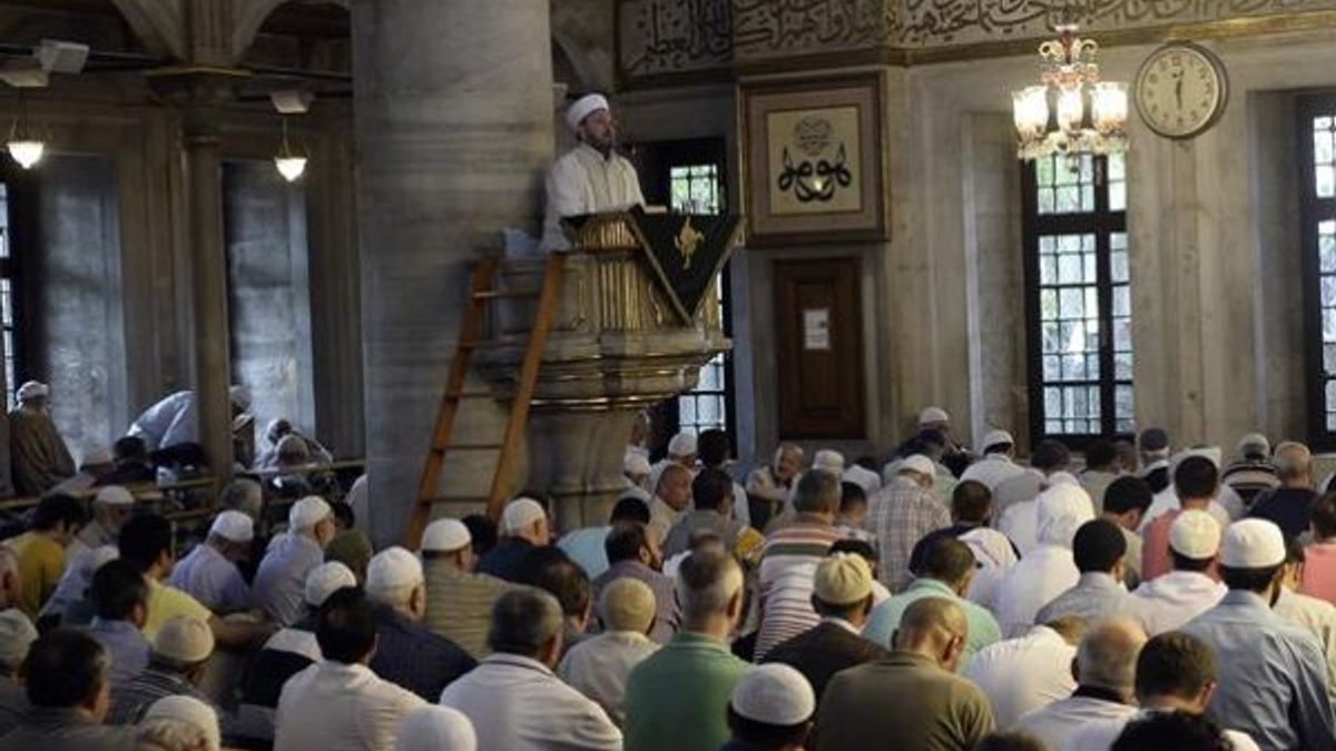 Camilerde beş vakit cemaatle namaz kılınacak