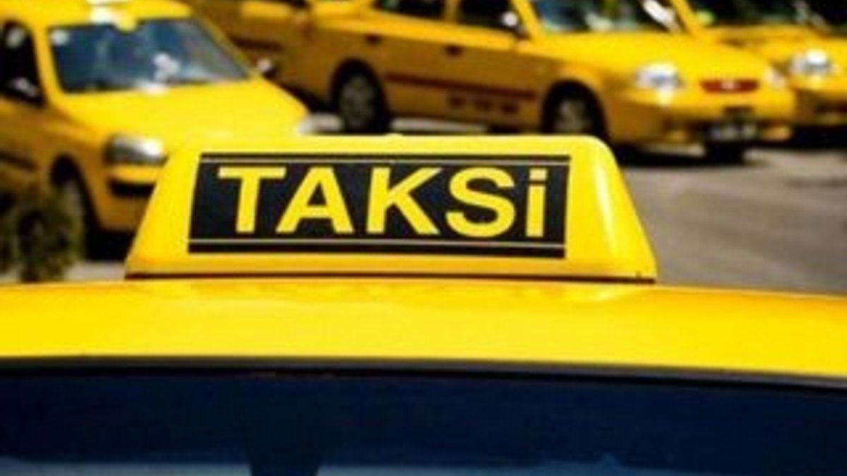 Taksim Meydanı'nda taksicilerin sıra kavgası