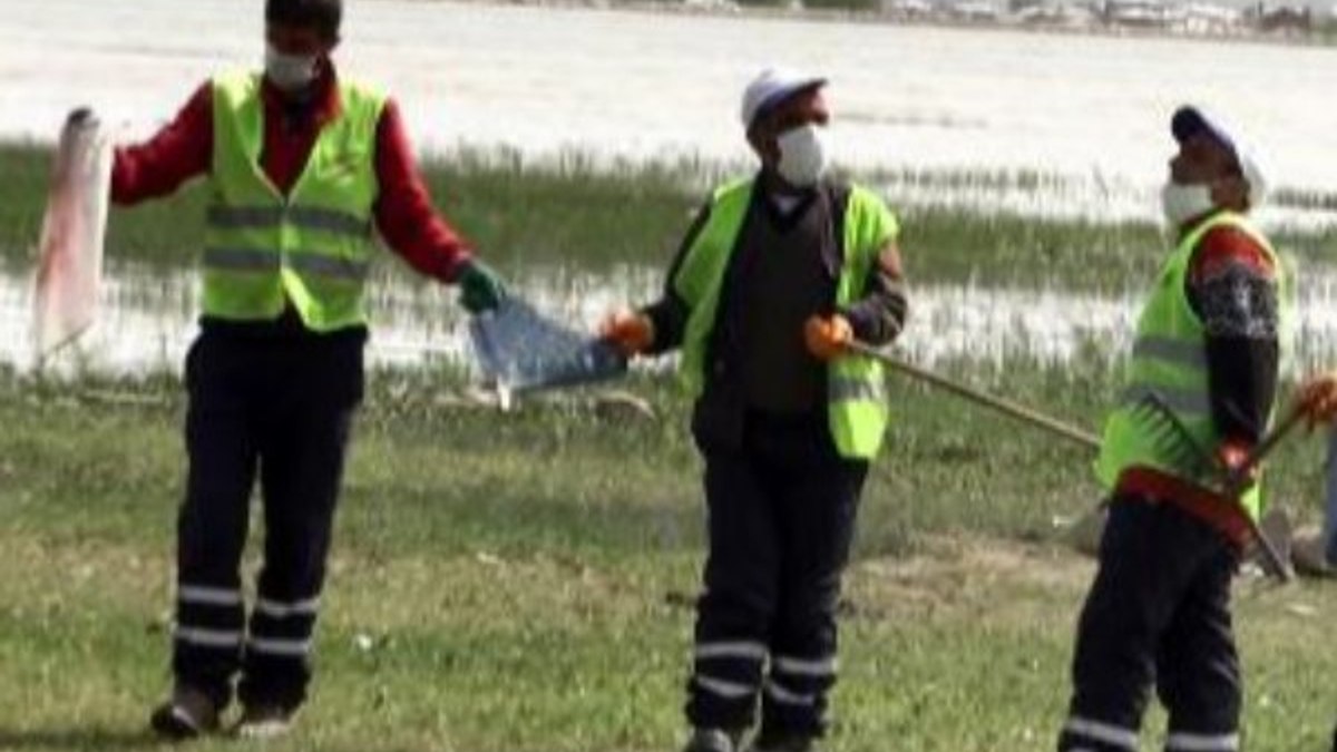 Van'da çöp toplayan temizlik işçilerinden halay