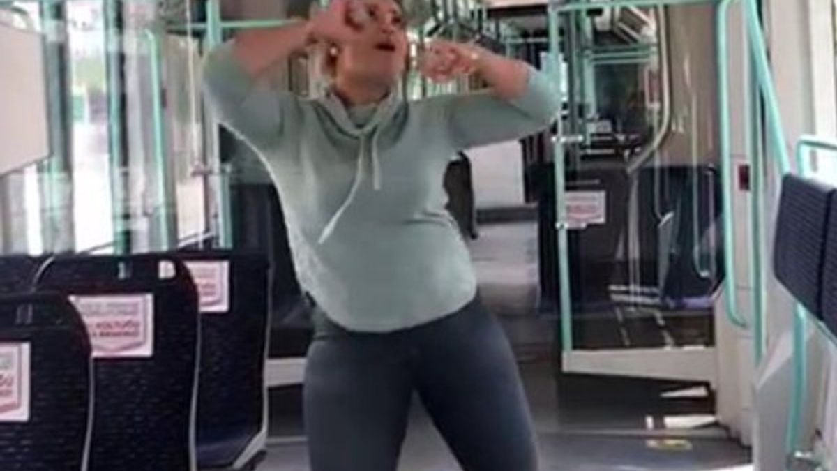 İstanbul'da fitness eğitmeni, tramvayda zumba yaptı