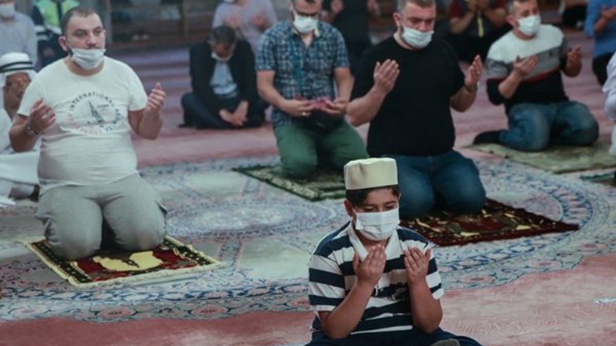 İstanbul'da yeniden cemaatle sabah namazı