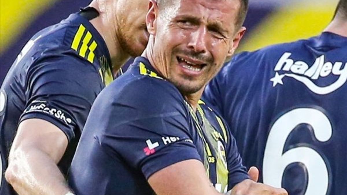 Emre Belözoğlu, galibiyetin ardından ağladı