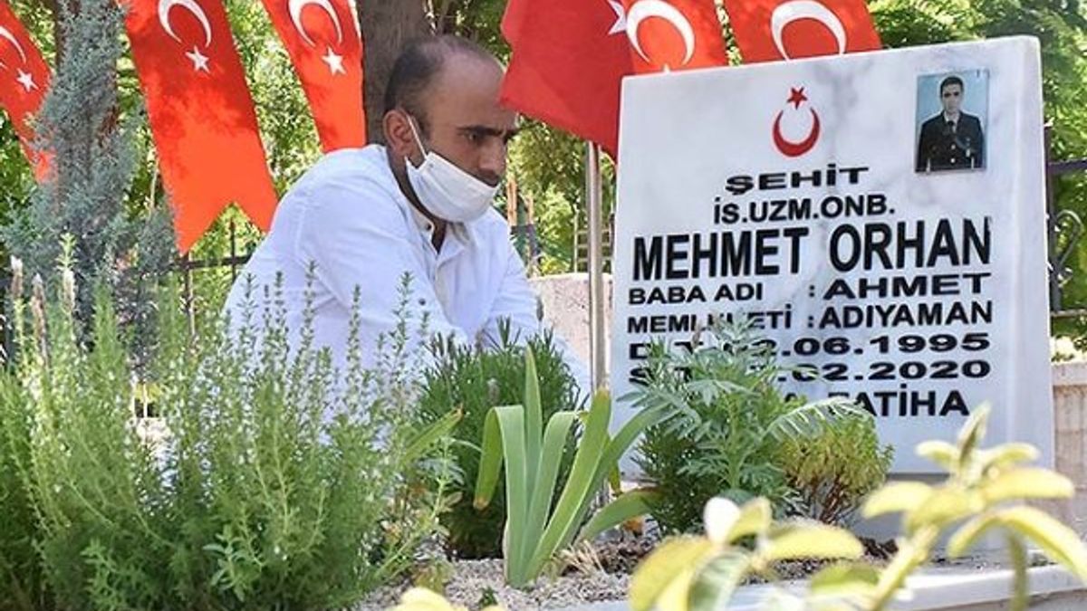 Dedesinin anısına şehitliğin gönüllü bakıcısı oldu