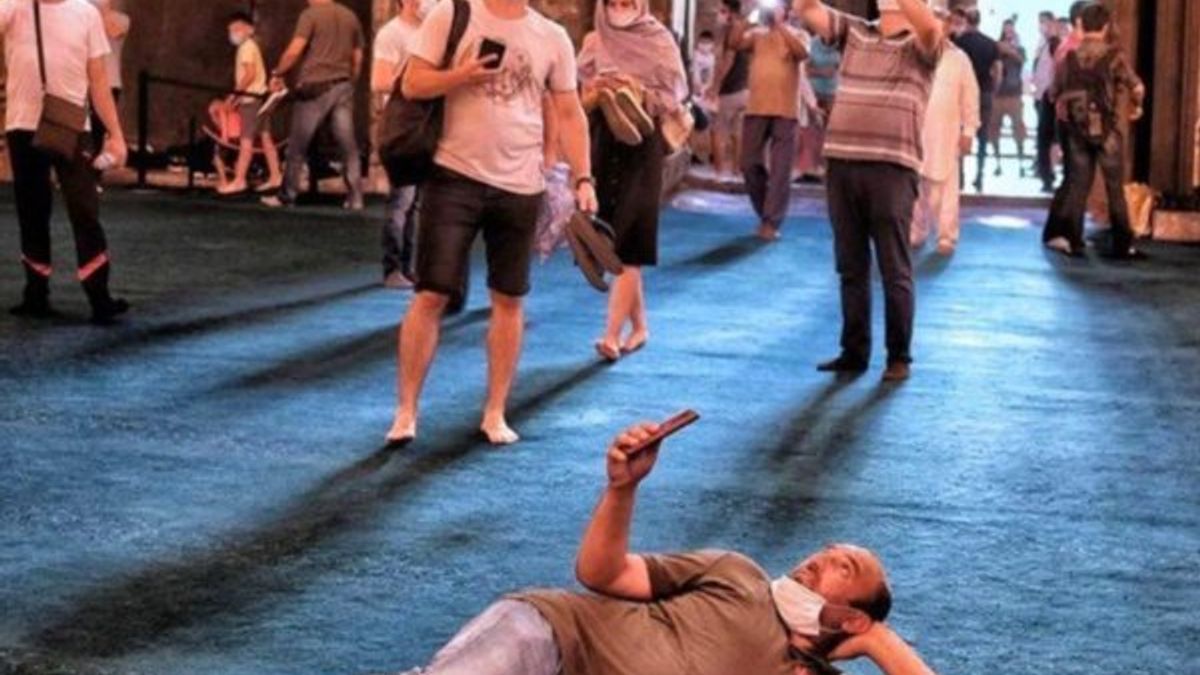 Turistler Ayasofya Camii'nin her yerini fotoğraflıyor