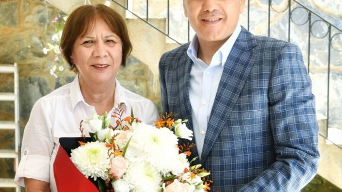 İstanbul Valisi Yerlikaya'dan ilkokul öğretmenine ziyaret