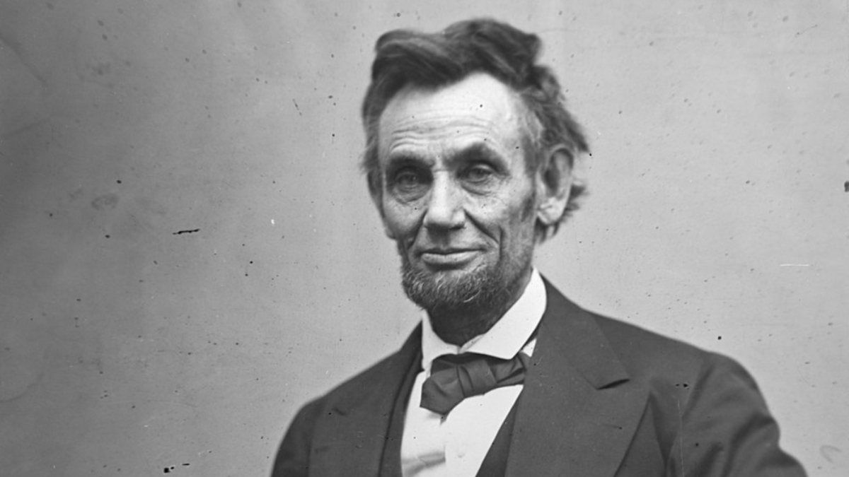 Abraham Lincoln'ün bir tutam saçı satıldı