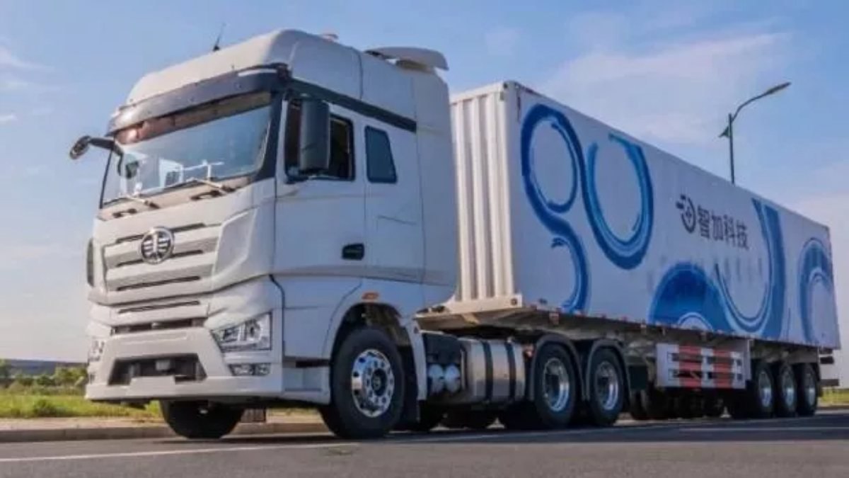 Çinli şirket First Automotive Works, elektrikli ve sürücüsüz tırlarını tanıttı