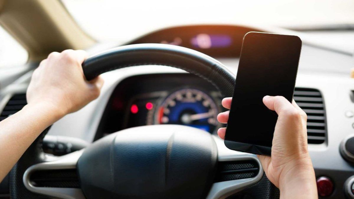 İngiltere, direksiyon başında telefon kullananlara ceza kesecek