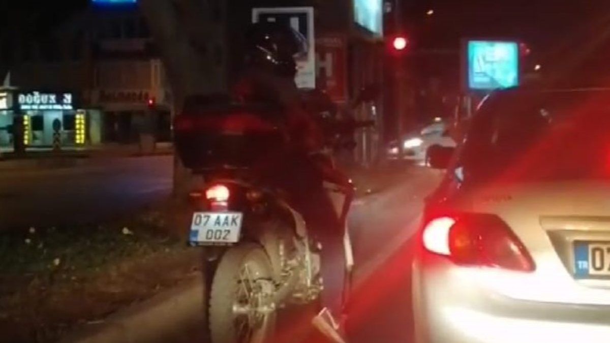Antalya'da kırmızı ışıkta dans eden motosikletli kamerada