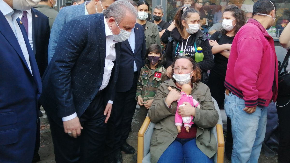 İzmir'de, 4 kızı enkaz altında kalan Nilay Yücel'in bekleyişi