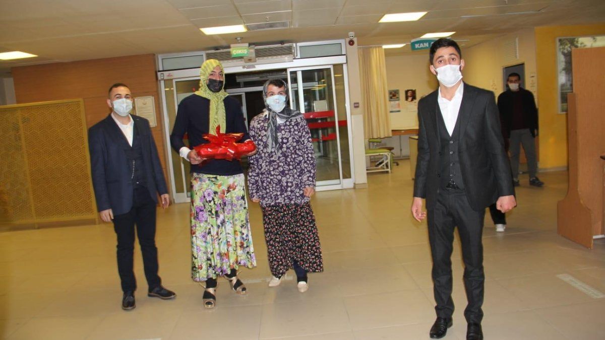 Bursa'da damat, kadın kıyafeti giyip baklava dağıttı