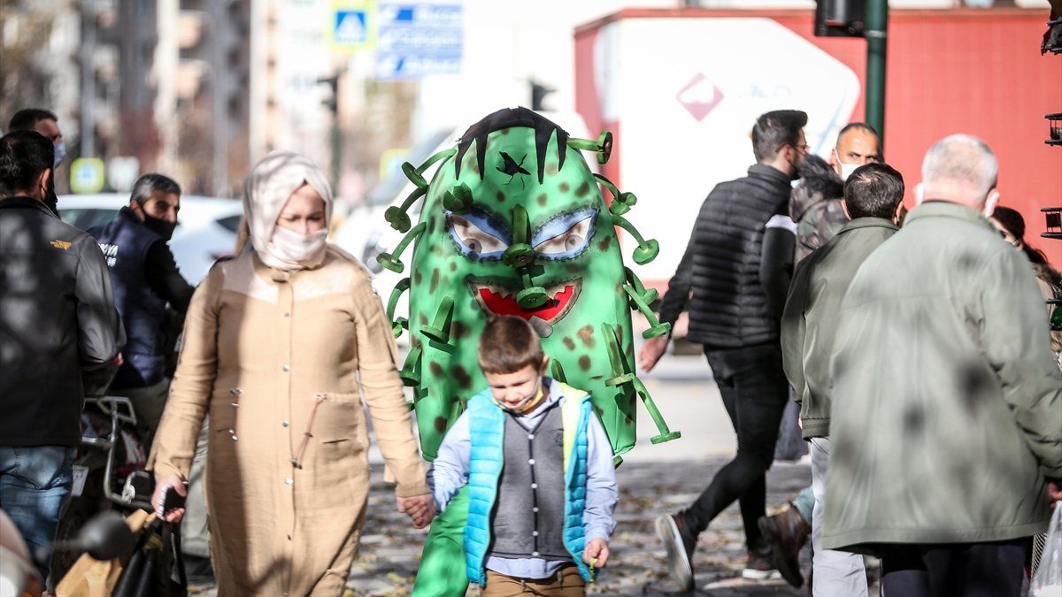 Bursa'da koronavirüs kostümüyle farkındalık etkinliği