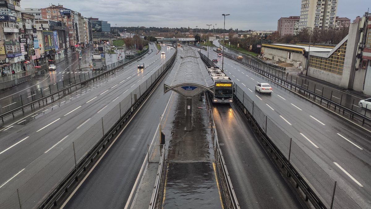 İstanbul'da kısıtlama nedeniyle sokaklar, boş kaldı
