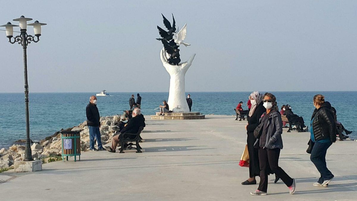 Kuşadası'nda güneşli hava, halkı sahile döktü