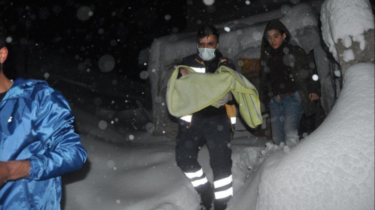Hakkari'de 7 aylık bebek 4 saatte hastaneye yetiştirildi