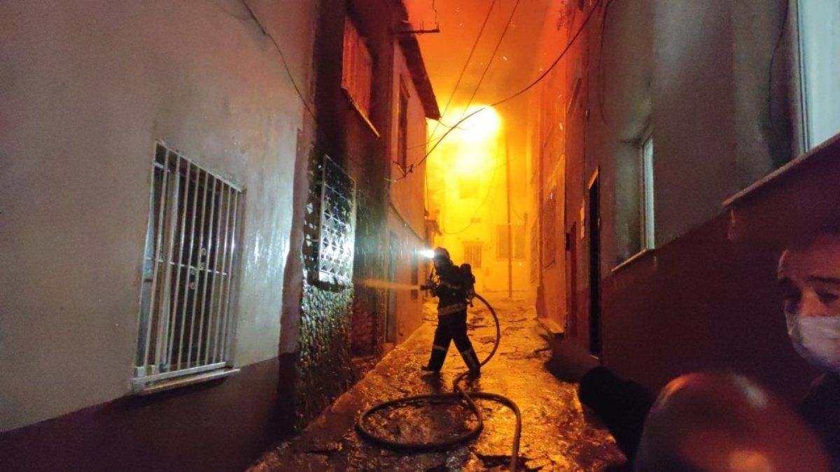 Kuşadası'nda koruma altındaki 2 ev yandı