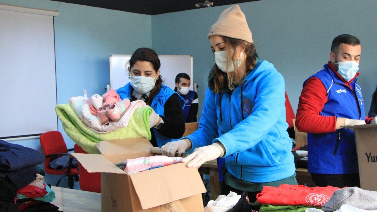Elazığ'da gençler, topladıkları kıyafetleri İdlib'e gönderdi