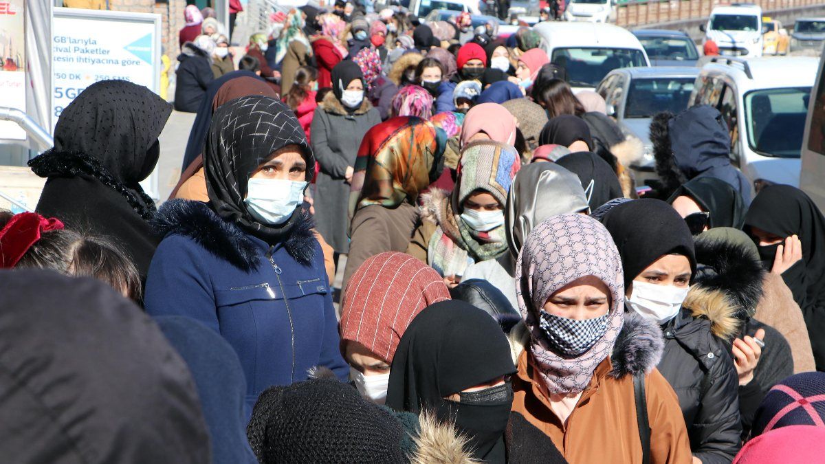 Erzurum'da indirim kuyruğu