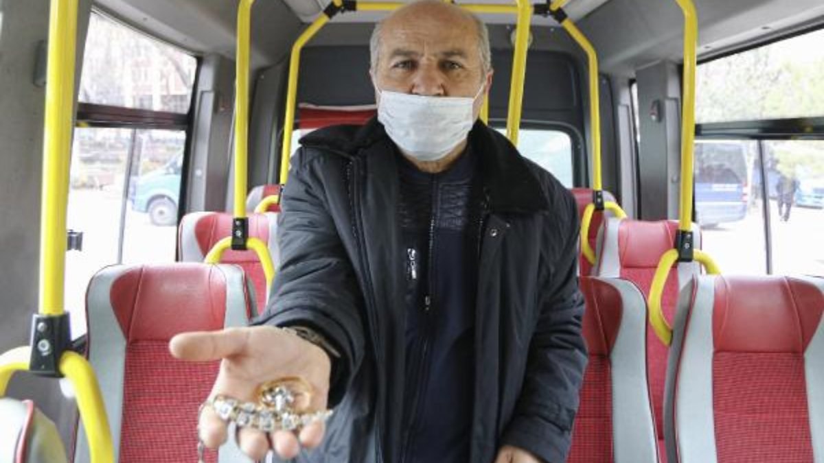 Ankara'da dolmuşta bulduğu altınları polise götürdü