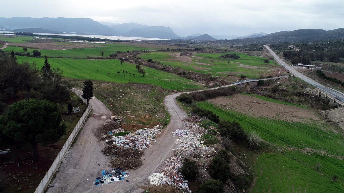 İzmir'de baraj çevresi çöplüğe döndü
