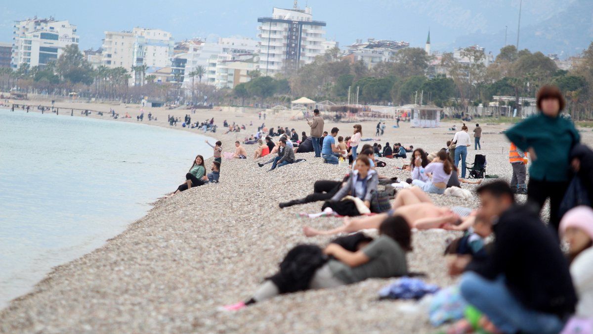 Kırmızı iller arasındaki Antalya’da sahil yoğunluğu