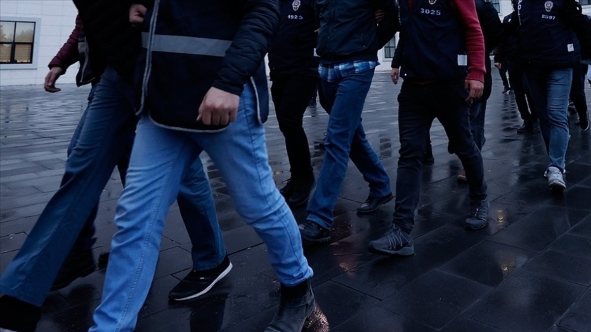 İzmir merkezli FETÖ operasyonu: 84 gözaltı kararı