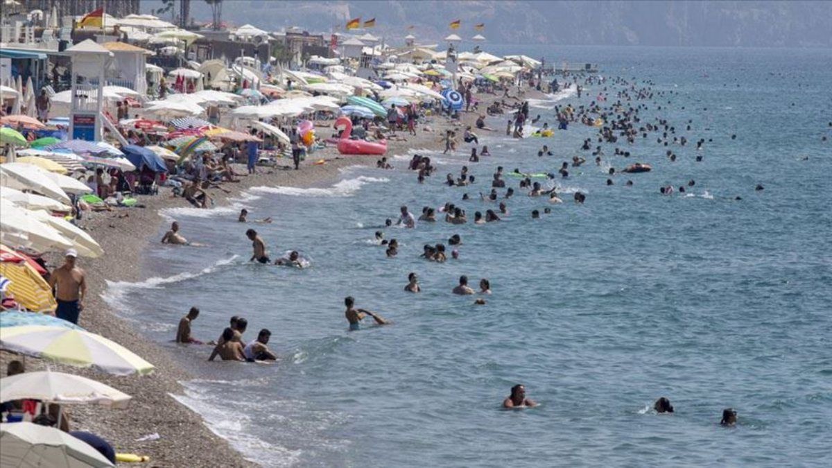 Antalya'da zehirli trakonya balığına karşı ayakkabı giyin uyarısı
