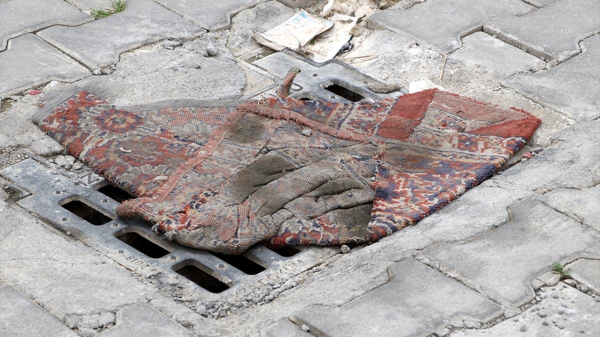 İzmir'de kanalizasyondan kötü koku yayılıyor