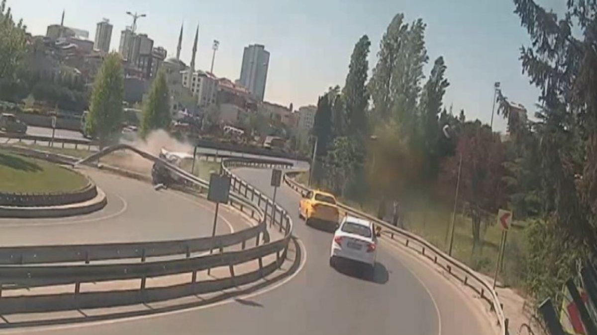 Bağcılar'da otomobilin bariyere çarpma anı