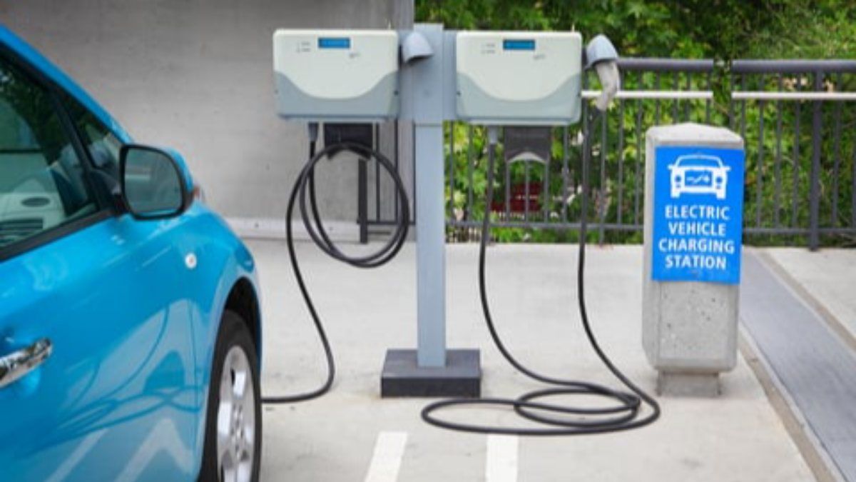 İngiltere'den elektrikli şarj istasyonları için 300 milyon sterlin yatırım