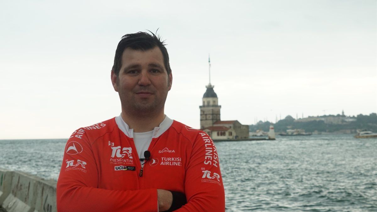 İstanbul'daki futbol hakemi, kentin yollarını bisiklet ile arşınlıyor