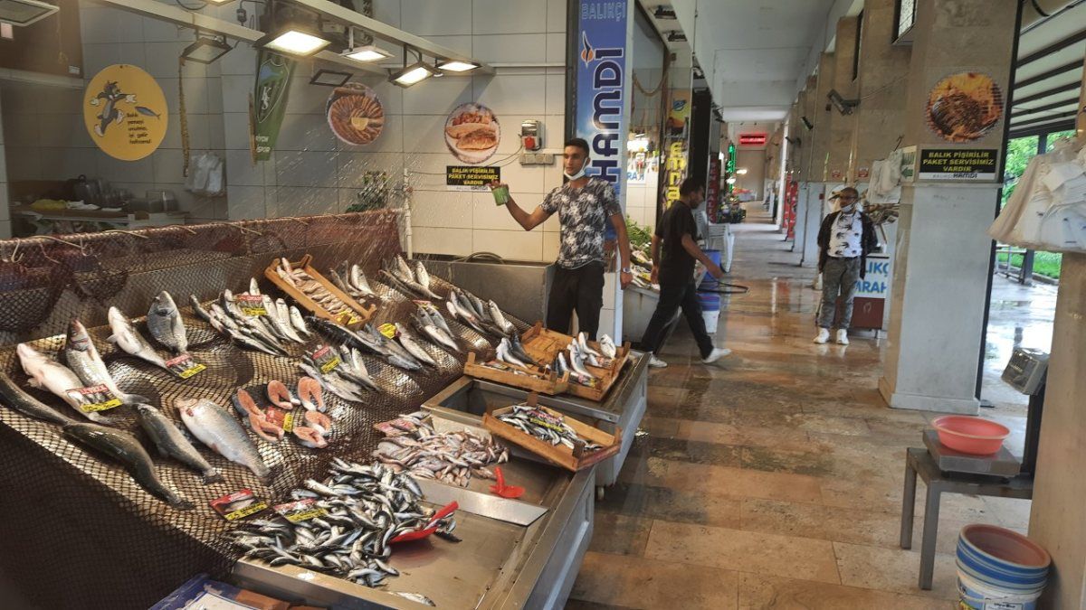 İzmit’te müsilaj, müşterinin ayağını balık pazarından kesti