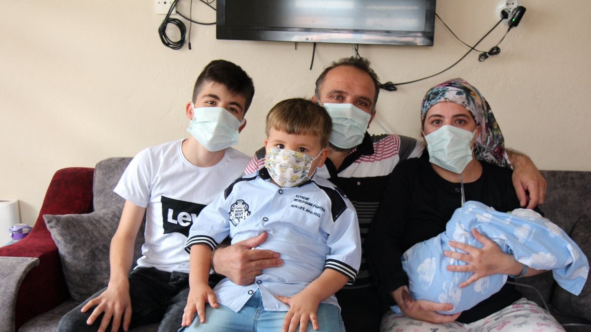Denizli’de koronavirüse yakalanan kadın, bebeğini ilk kez kucağına aldı