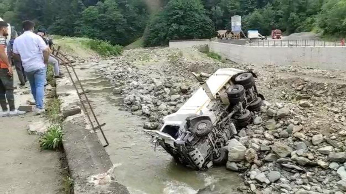 Trabzon'da aracıyla dereye uçtu, 15 bin dolarını kaybetti