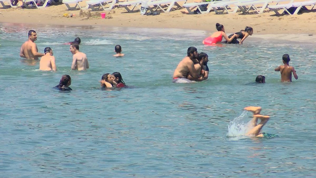 İstanbul'da sıcaktan bunalanlar Caddebostan'da denize girdi