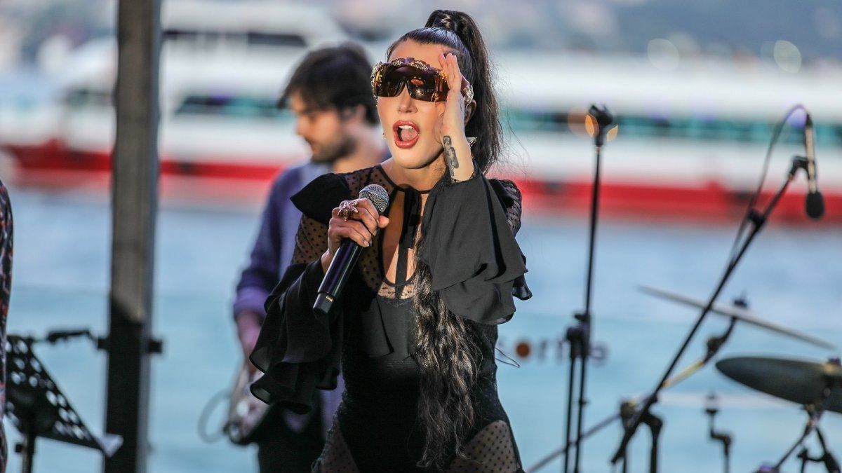 'Daha açık giyineceğim' demişti, sözünü tuttu! İşte Hande Yener'in iddialı kıyafet seçimi...