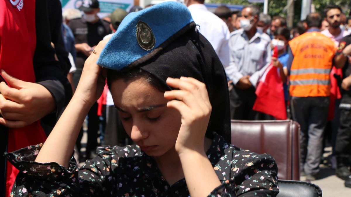 Adıyaman'da şehidin cenazesini ablası üniformasıyla, nişanlısı beresiyle uğurladı