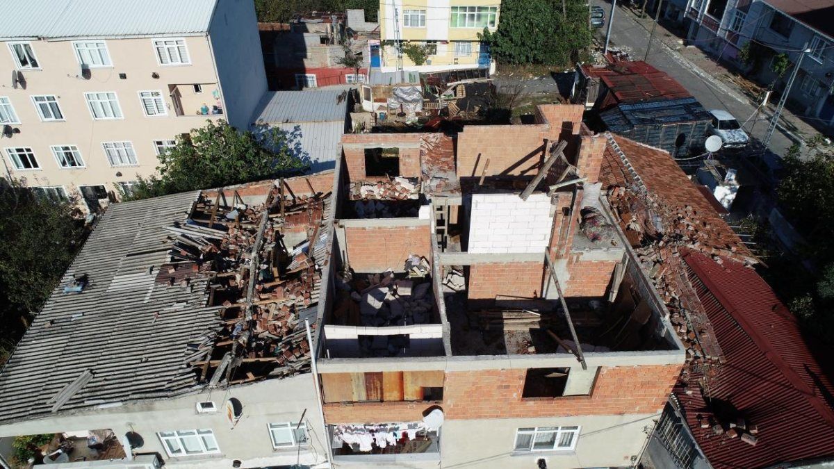 İstanbul'da çıkan fırtına, Sultangazi'deki evlerin çatısını uçurdu