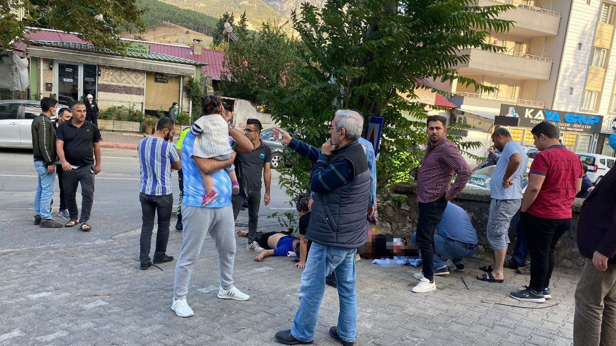 Adana’da aşırı hızlı otomobil, marketten çıkan çocuklara çarptı
