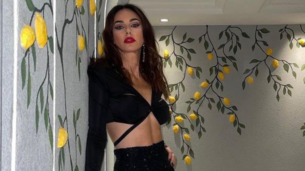 Defne Samyeli, sahne kıyafetini paylaştı