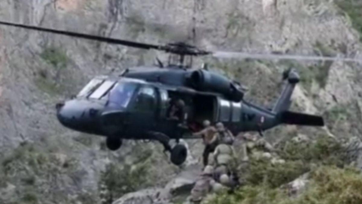 Tunceli’de dağlık alandan askerleri helikoptere alan pilot