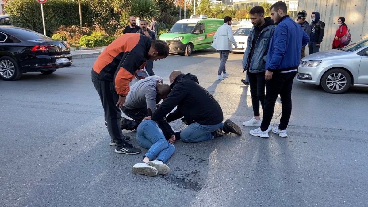 Kağıthane'de çevredekiler, kaza yapan kuryenin başından ayrılmadı