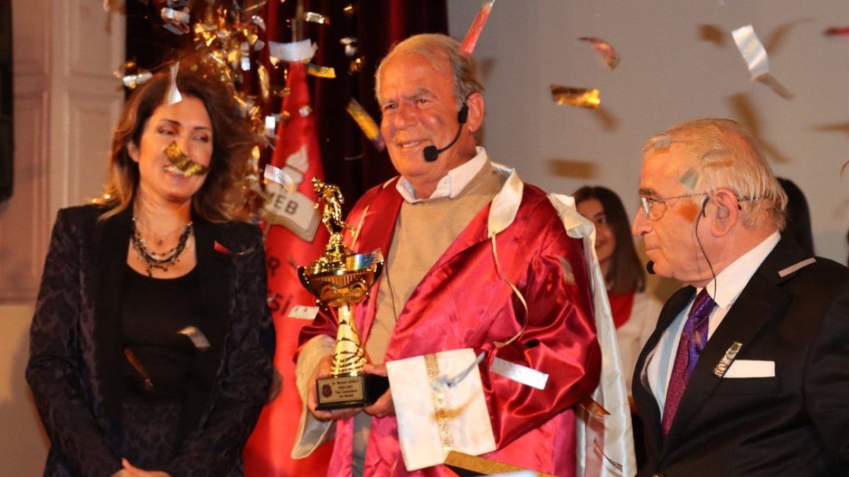 İzmir Kız Lisesi'nden Mustafa Denizli'ye tüm zamanların rol modeli ödülü