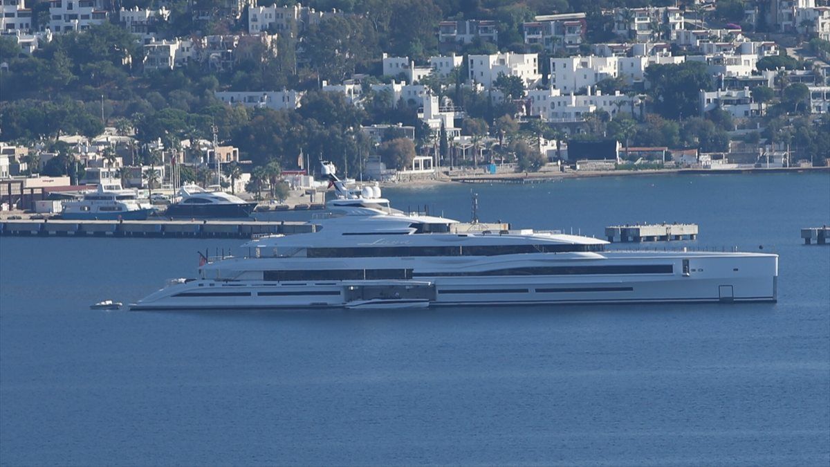 Bill Gates'in yatı, Bodrum Kalesi açıklarına demirledi